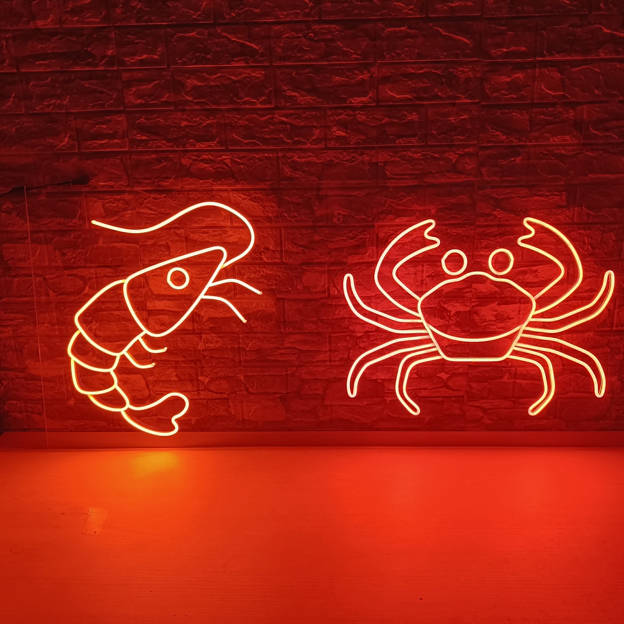 Неоновая вывеска изображающая креветку и краба