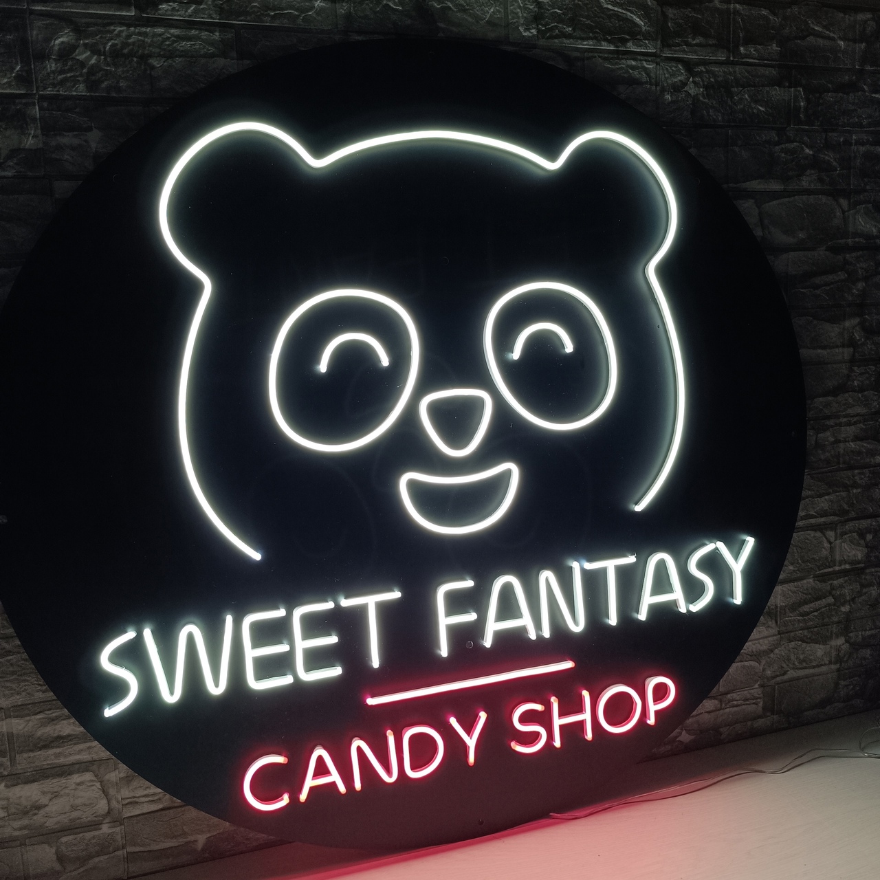 Неоновая вывеска в виде панды и названия магазина SWEET FANTASY CANDY SHOP