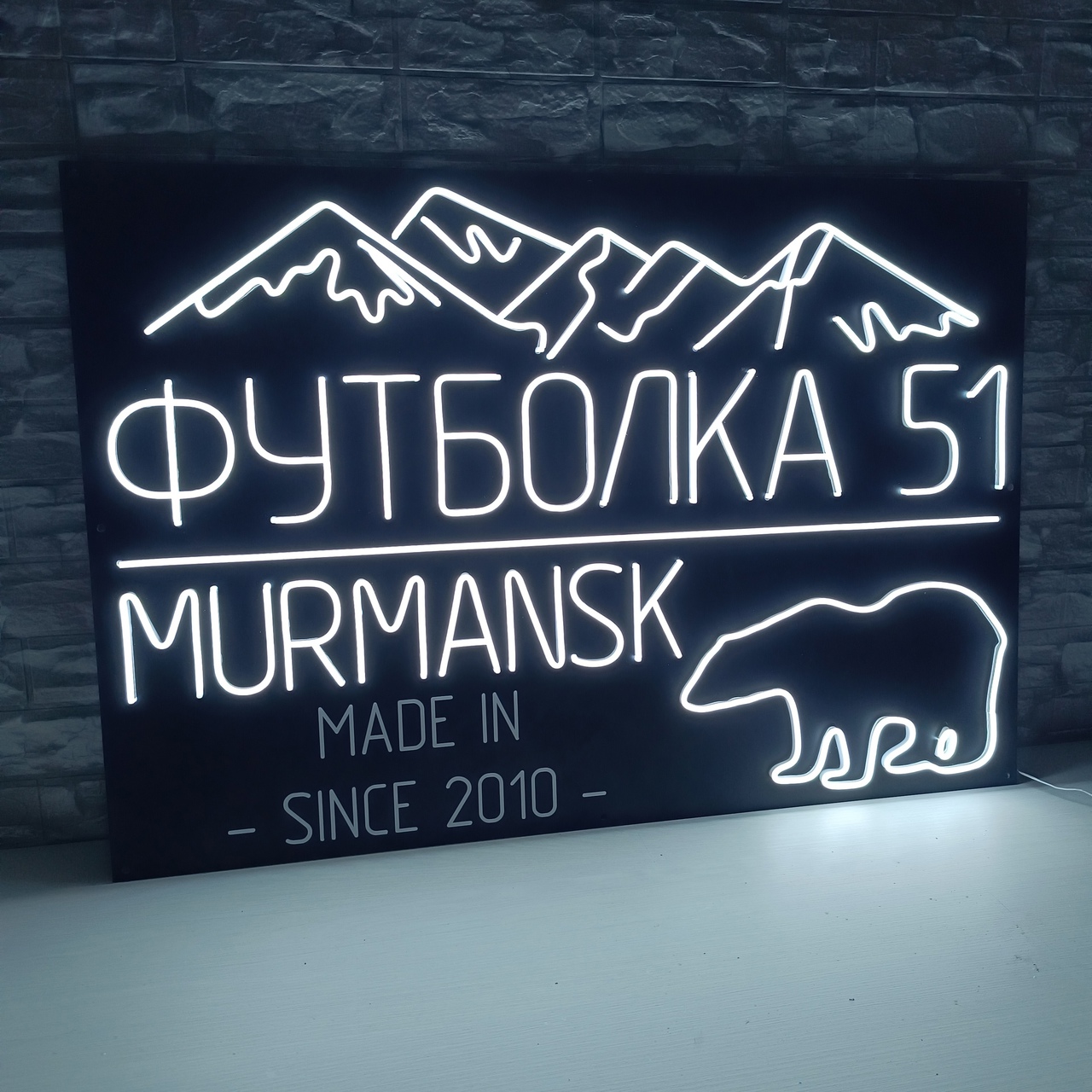 Неоновая вывеска "Футболка 51"